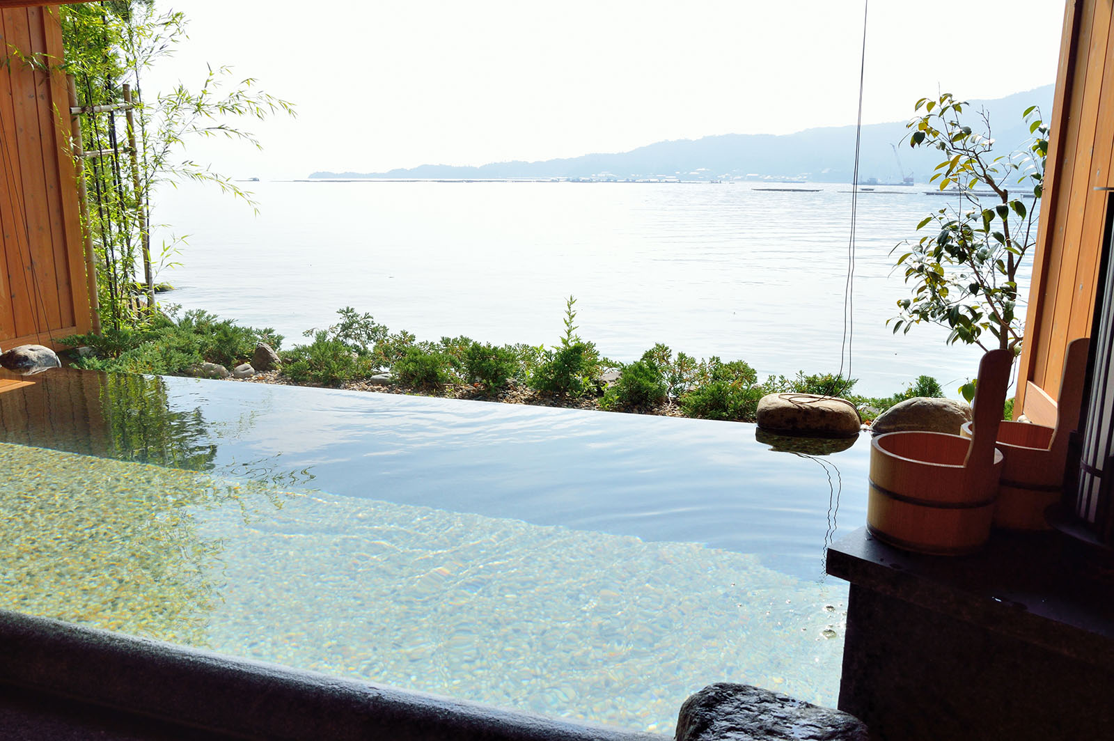 海を眺めながら開放感あふれる景色を楽しめる露天風呂